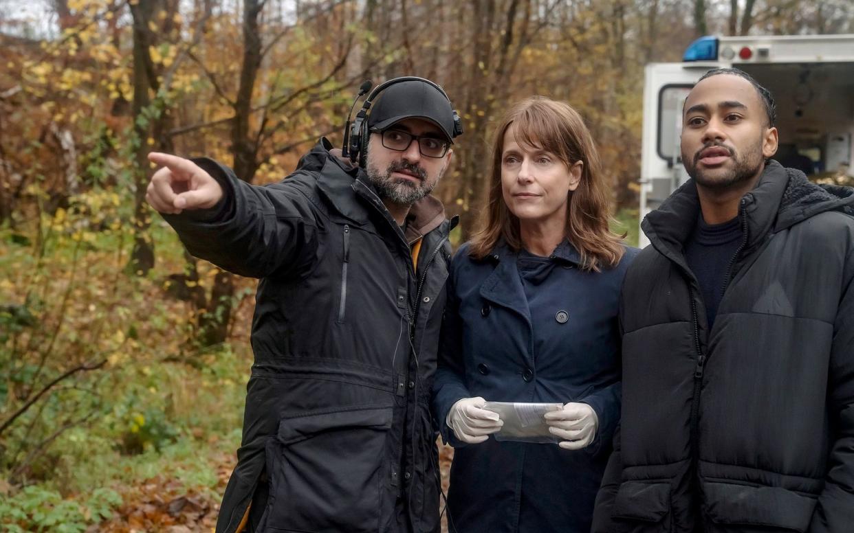 Pablo Grant (rechts, hier mit Claudia Michelsen und Regisseur Umut Dag) war seit 2020 Teil des "Polizeiruf 110"-Ensembles. (Bild: MDR/filmpool fiction/Stefan Erhard)