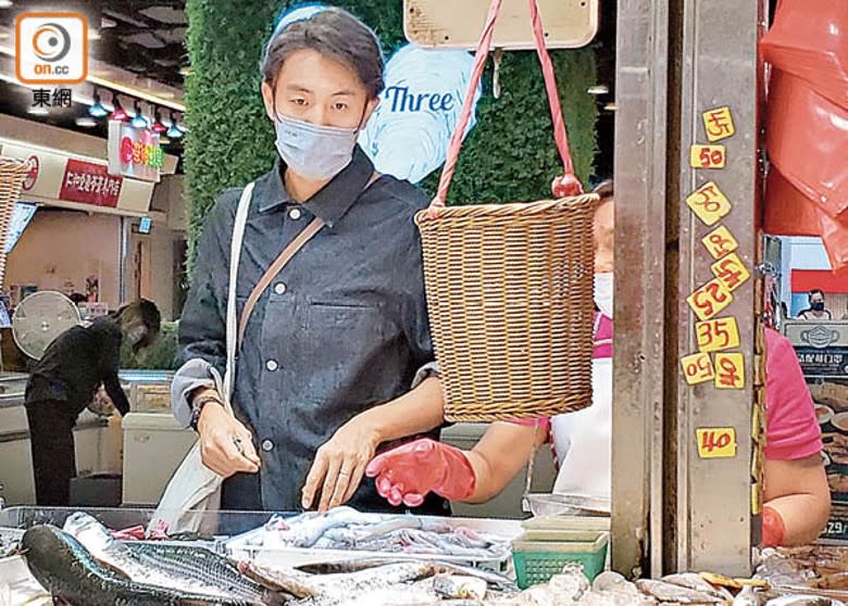 譚俊彥到街市買餸，順便拉票。