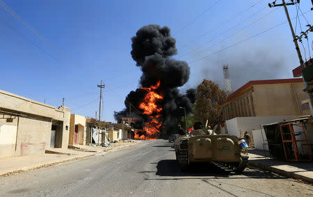 Smoke rises during clashes between joint troops of Iraqi army and Shi'ite Popular Mobilization Forces (PMF) against the Islamic State militants in Tal Afar, Iraq, August 26, 2017. REUTERS/Thaier Al-Sudani