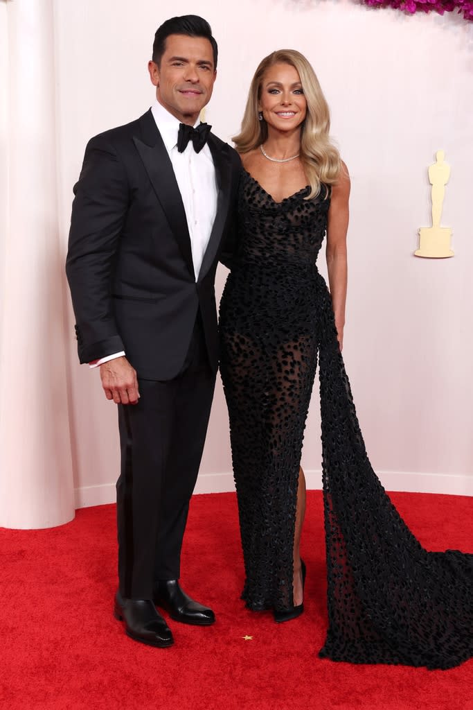 <p>Mark Consuelos & Kelly Ripa</p>