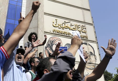 Egyptian activists shout slogans against President Abdel Fattah al-Sisi and his government, during a demonstration protesting the government's decision to transfer two Red Sea islands to Saudi Arabia, in front of the Press Syndicate Cairo, Egypt, April 15, 2016. REUTERS/Mohamed Abd El Ghany