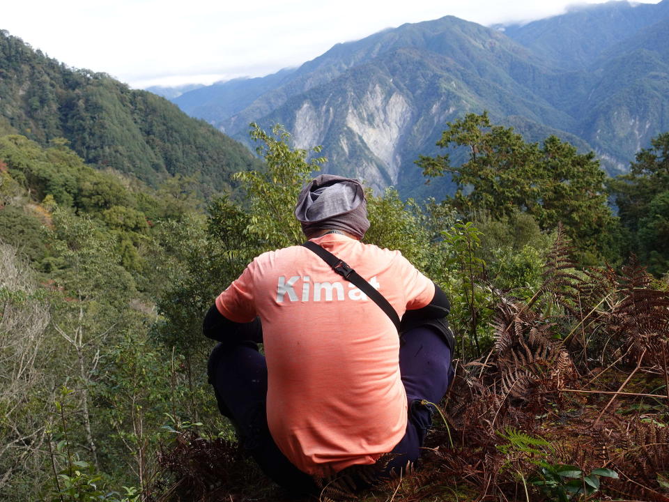 炸炸看著高山，他分享布農族原住民對山抱持謙虛、敬畏的心態，也因此養成避免破壞環境、過度取用資源的觀念。