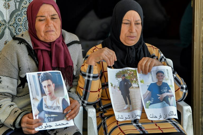 Des membres des familles de jeunes migrants tunisiens perdus en mer en janvier se rassemblent avec leurs photos à El Hencha, dans le centre de la Tunisie, le 23 avril 2024 (FETHI BELAID)