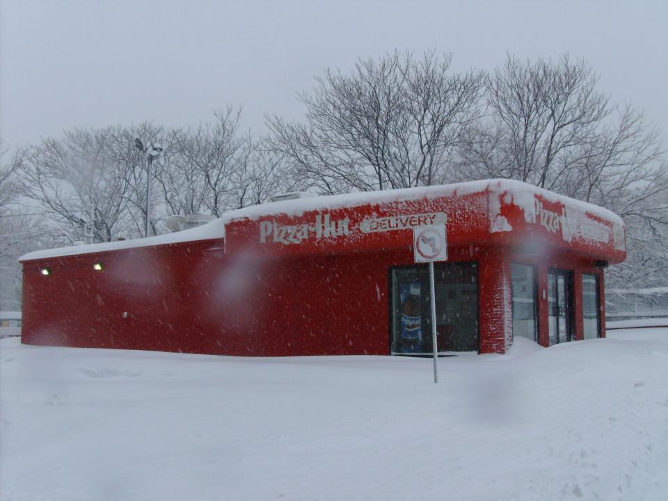 The Pizza Hut along Baum Boulevard during Snowmageddon on Feb. 5, 2020.