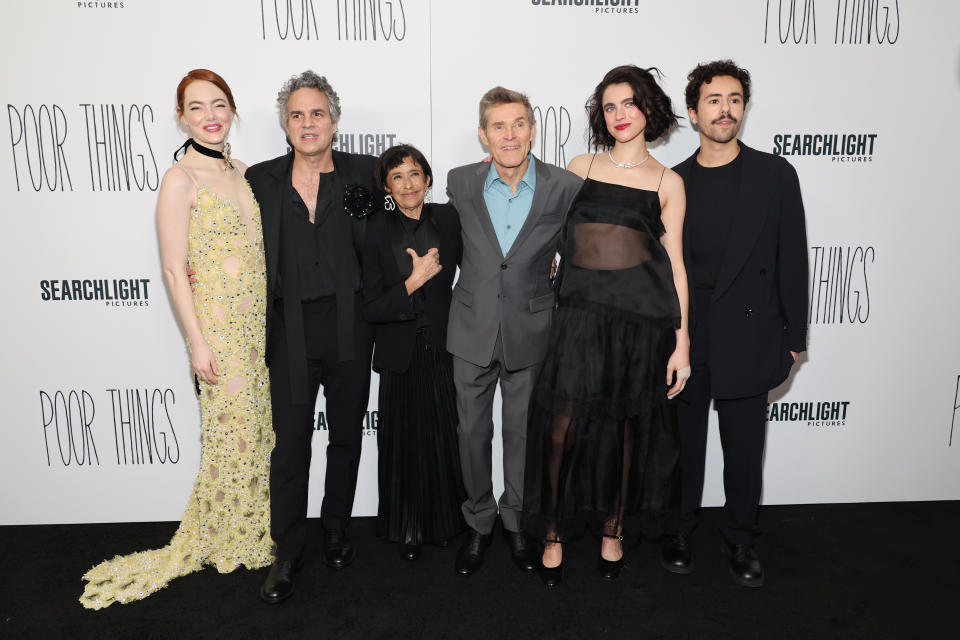 (von links:) Neben Emma Stone posierten auch Mark Ruffalo, Kathryn Hunter, Willem Dafoe, Margaret Qualley und Ramy Youssef auf dem roten Teppich der 