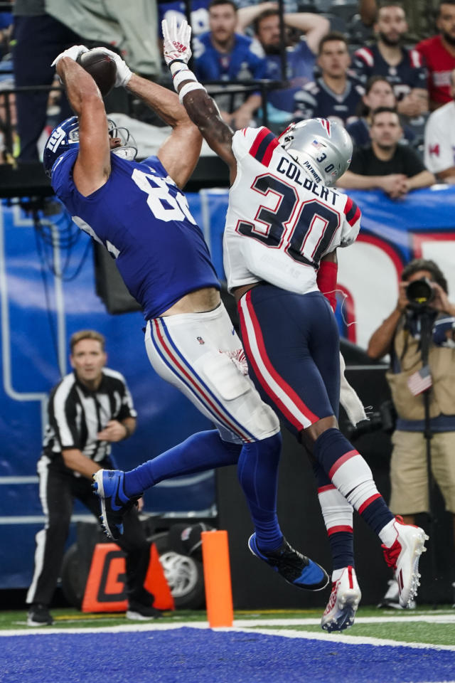 New York Giants inside linebacker Blake Martinez, left, intercepts