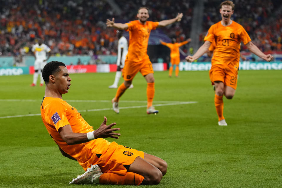 El delantero holandés Cody Gakpo celebra tras anotar el primer gol en el partido ante Senegal en el Grupo A del Mundial, el lunes 21 de 2022, en Doha, Qatar. (AP Foto/Petr David Josek)