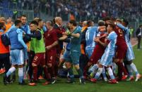 Football - Soccer - Lazio v AS Roma - Italian Serie A - Olympic Stadium, Rome, Italy - 4/12/2016. Lazio's and AS Roma's players argue during the match. REUTERS/Alessandro Bianchi