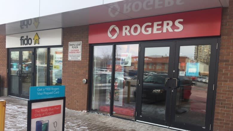 2 Rogers store employees tied up and pepper sprayed during cellphone robbery