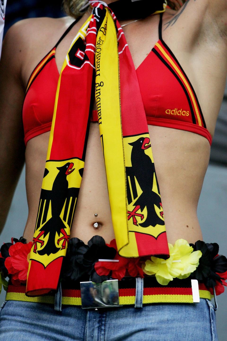 So etwas dürfte eher schwierig werden: Weiblicher, leicht bekleideter Fußballfan in Dortmund während der Fußballweltmeisterschaft 2006.  (Bild: 2006 Getty Images/Jamie McDonald)