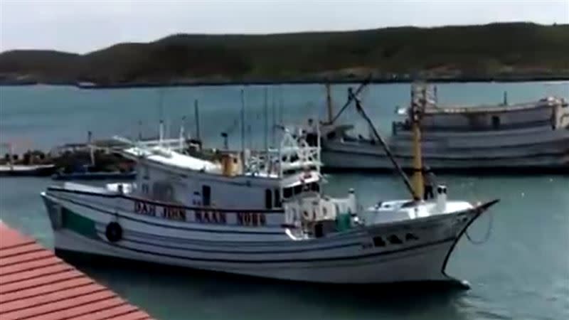 中國海警昨晚在金門外海強行登船拖走澎湖籍漁船「大進滿 88號」。（圖／翻攝畫面 ）