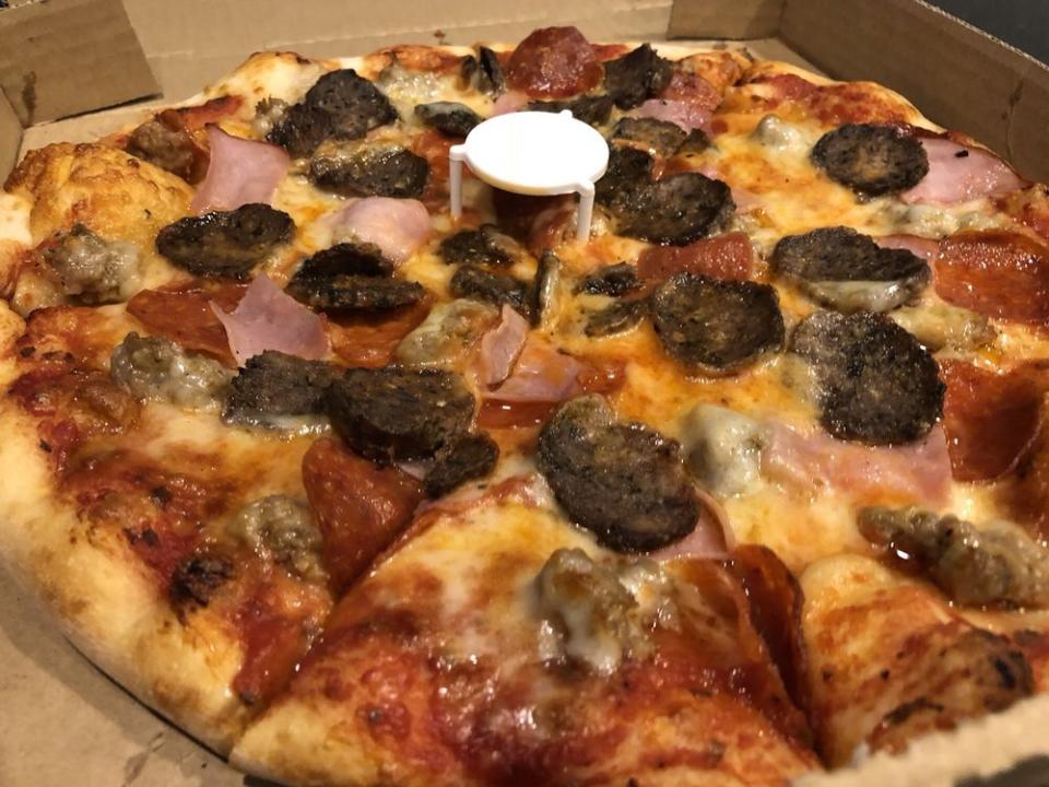 <b>PHOTO: BETHANY E./<a href="https://www.yelp.com/biz_photos/jesses-pizza-henderson?utm_campaign=10fa318d-9298-49ba-9850-314efcab3a96%2C680a5a43-1a6a-4b28-b85e-c3fce5aa0bd9&utm_medium=81024472-a80c-4266-a0e5-a3bf8775daa7" rel="nofollow noopener" target="_blank" data-ylk="slk:YELP;elm:context_link;itc:0;sec:content-canvas" class="link ">YELP</a></b>