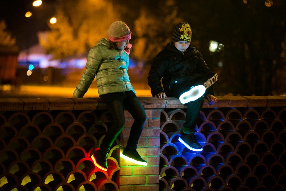 Besonders bei Kindern sind sie beliebt: Gummistiefel oder Turnschuhe, die beim Auftreten oder auch dauerhaft blinken. Seit dem 15. August 2018 gehören auch sie in den Elektroschrott, wenn sie ihr Lebensende erreicht haben. (Foto: Getty Images)