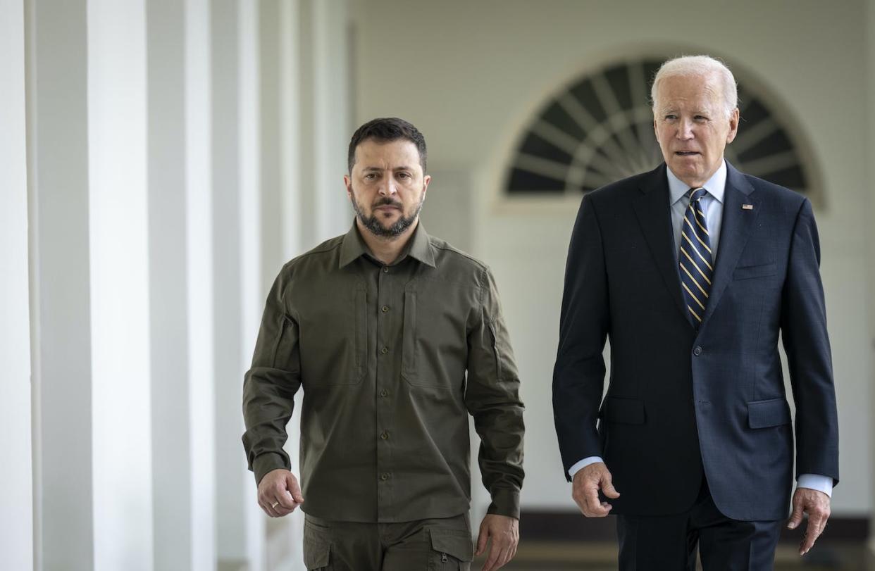 Ukraine President Volodymyr Zelenskyy and U.S. President Joe Biden walk to the Oval Office on Sept. 21, 2023. <a href="https://www.gettyimages.com/detail/news-photo/president-of-ukraine-volodymyr-zelensky-and-u-s-president-news-photo/1680822962?adppopup=true" rel="nofollow noopener" target="_blank" data-ylk="slk:Drew Angerer/Getty Images;elm:context_link;itc:0;sec:content-canvas" class="link ">Drew Angerer/Getty Images</a>