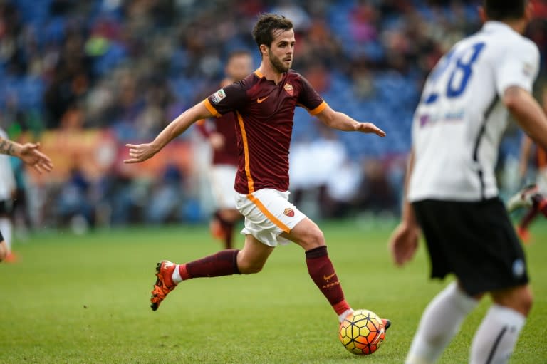 Roma's midfielder from Bosnia-Herzegovina Miralem Pjanic controls the ball during the Italian Serie A football match AS Roma vs Atalanta on November 29, 2015 at Rome's Olympic stadium