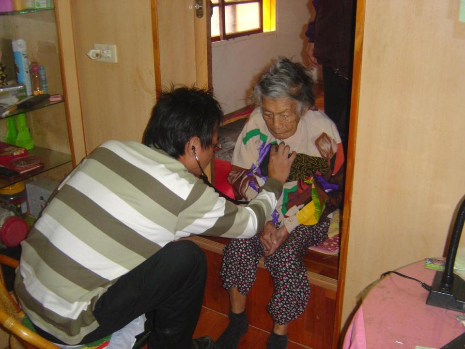 外婆過世前幾年，徐超斌（左）回家替她看診。（徐超斌提供）