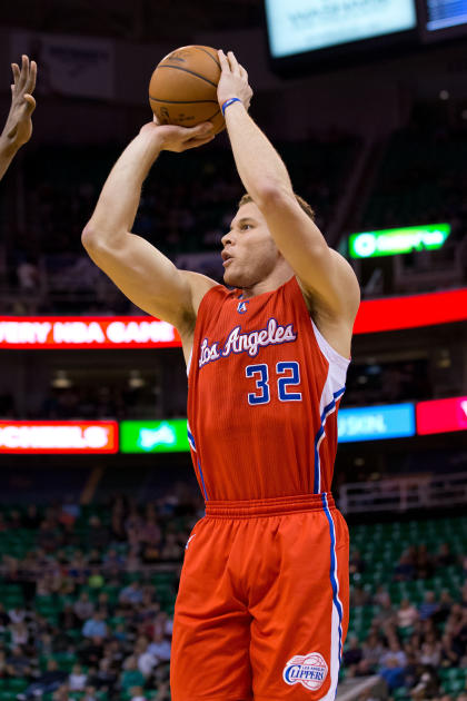 Griffin jumps, but not to dunk this time! (Russ Isabella-USA TODAY Sports)