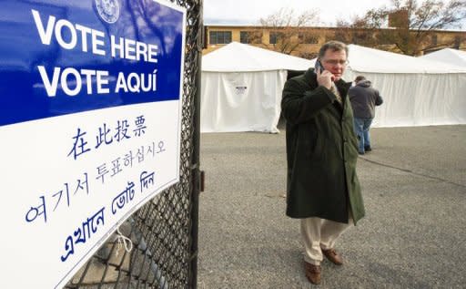 Un oficial electoral reporta una inspección en un centro de voto que funciona con generadores y carpas alquiladas en Staten Island, Nueva York.