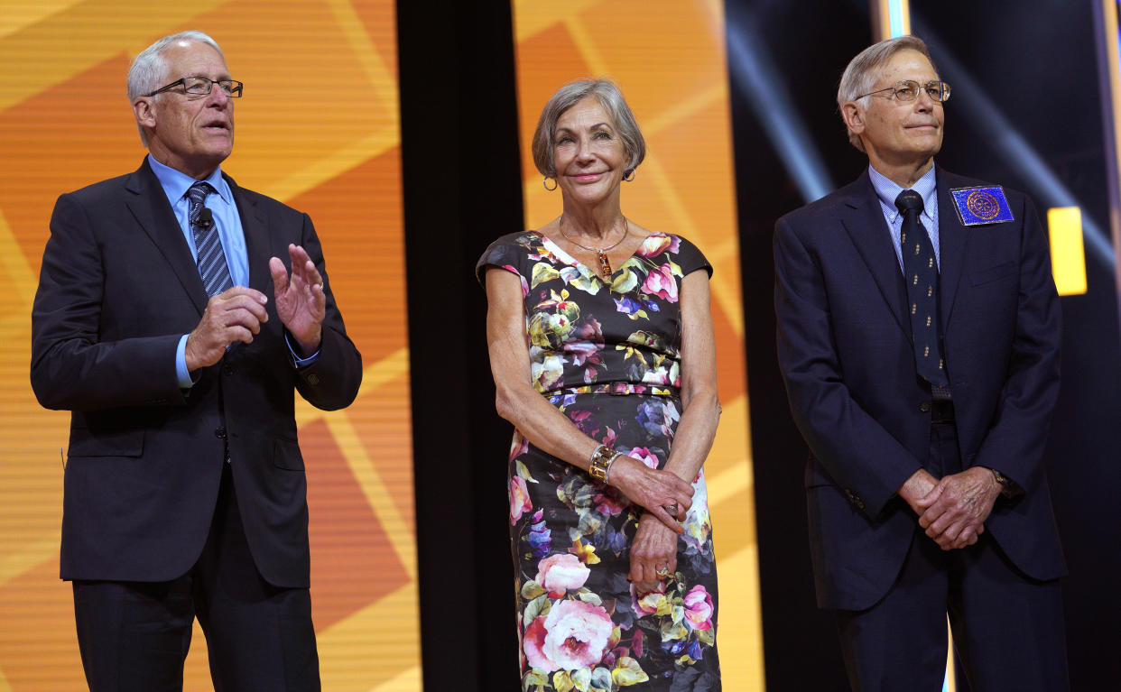 Miembros de la familia Walton (de izquierda a derecha) Rob, Alice y Jim hablan durante el evento anual de reunión de accionistas de Walmart el 1 de junio de 2018 en Fayetteville, Arkansas. (Foto de Rick T. Wilking / Getty Images)