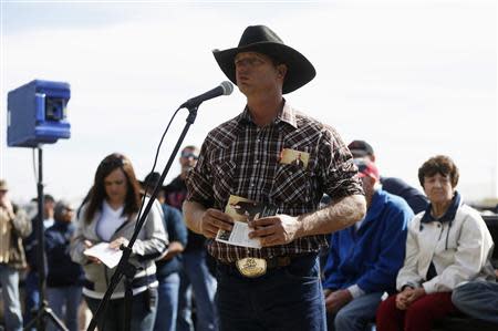 Ryan Bundy, the son of Nevada rancher Cliven Bundy, speaks to a group of all-terrain vehicle (ATV) riders and militia members in Blanding, Utah, May 10, 2014. REUTERS/Jim Urquhart