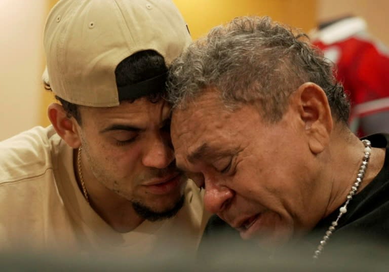 Photo diffusée par la fédération colombienne de football montrant Luis Diaz et son père Manuel libéré par la guérilla de l'ELN, après 12 jours de détention, le 14 novembre 2023 à Barranquilla, en Colombie (Handout)