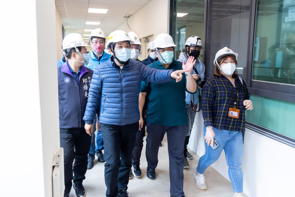 侯友宜視察「佳和公園新建幼兒園與公托中心暨共構地下停車場統包工程」。   圖：新北市新聞局提供