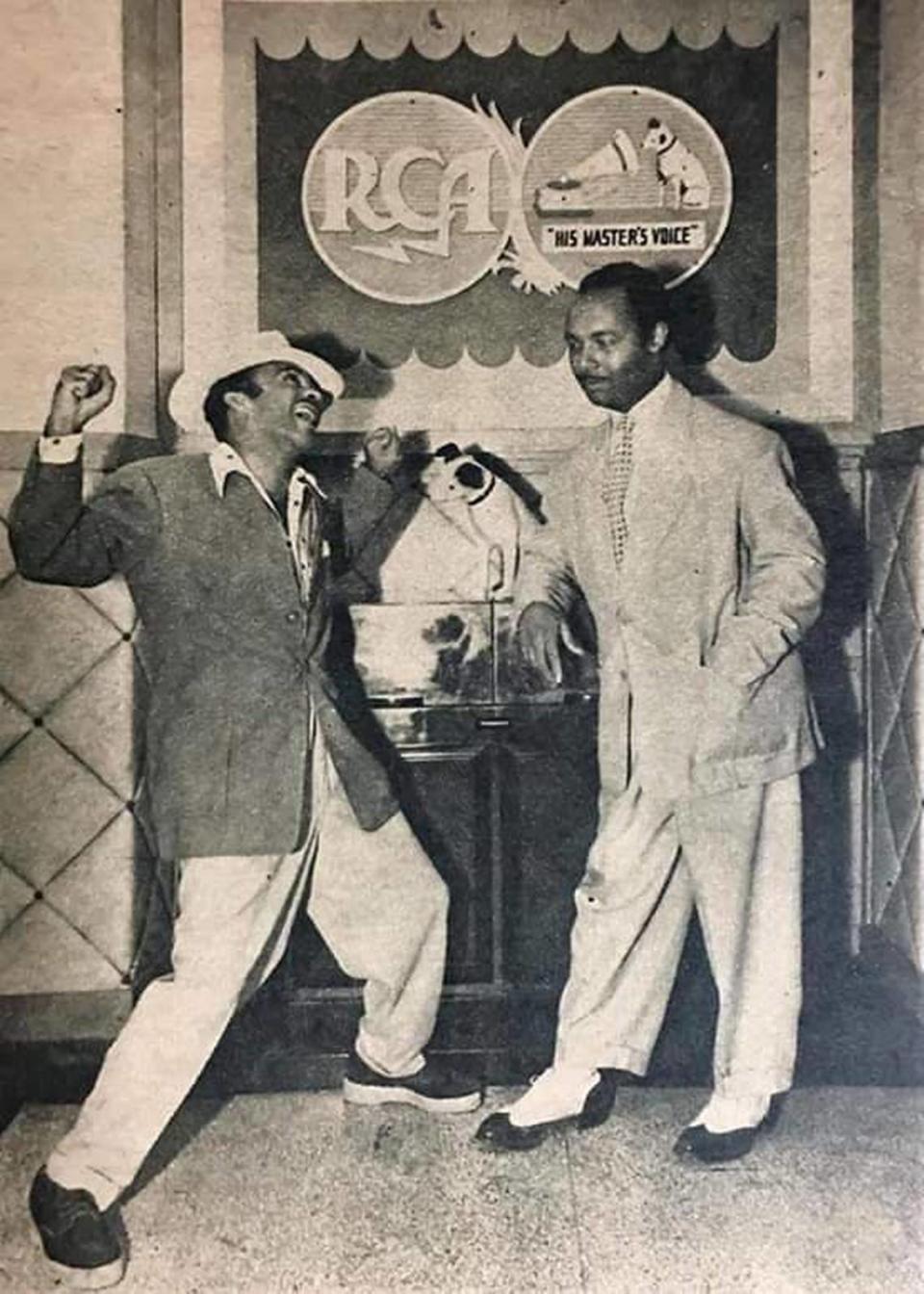 Pérez Prado con Cascarita en la oficina de la RCA Victor, La Habana, 1946.