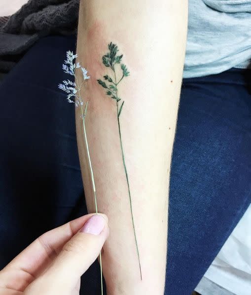 L'artiste utilise des pochoirs entièrement naturels afin de dessiner les tatouages.