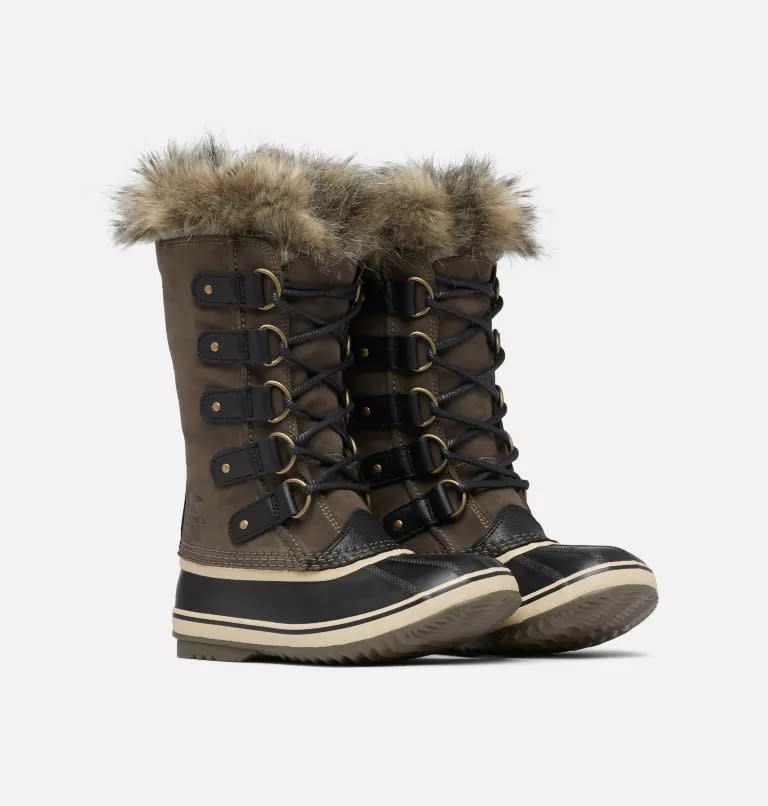 knee-high winter boots with fur lining