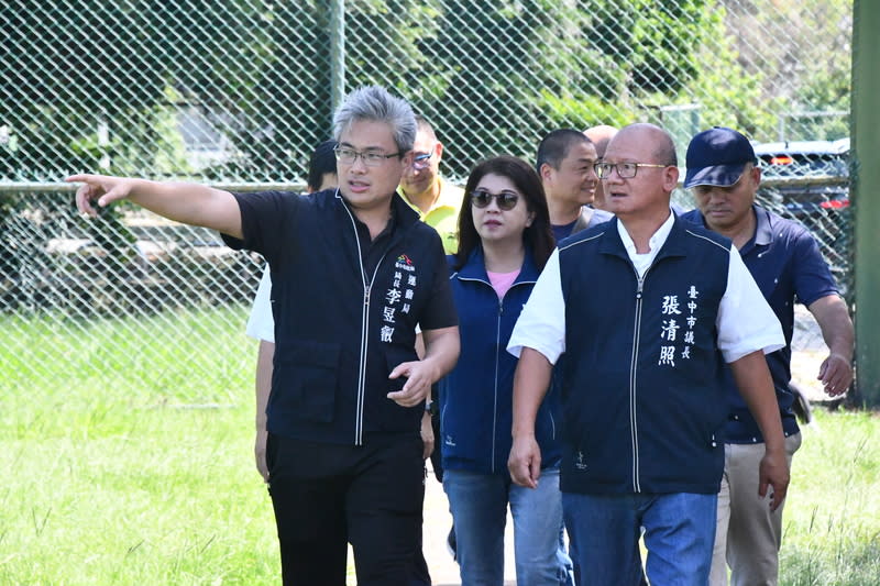 中市曲棍球場年久失修 張清照、李昱叡會勘 台中市梧棲區曲棍球場使用超過18年，鋪面損壞，草 皮也幾乎掉光，嚴重影響球員練習，議長張清照（前 右）、運動局長李昱叡（前左）4日會勘，決定由市 府斥資新台幣4500萬元整修。 （台中市議會提供） 中央社記者郝雪卿傳真  113年7月4日 