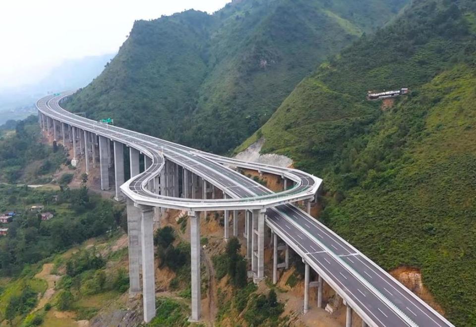 大陸貴州山區的高速公路設有U型迴轉道。（圖／翻攝自Aerial China YouTube）