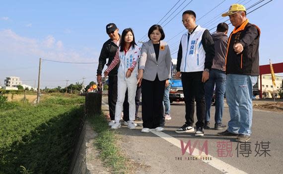 （觀傳媒雲林新聞）【記者蘇榮泉／雲林報導】改善斗南鎮民用路品質，提升民眾行的安全，雲林縣政府將辦理雲82線路面改善工程，今(7)日上午縣長張麗善率工務團隊，與六房媽斗南股烏瓦磘紅壇爐主林來勤、執行長洪瑞庭、雲林縣肉品市場副總經理邱良閱、雲林縣土風舞協會理事長洪惠玲、斗南鎮代會沈為祺代表、東明里長楊進原等人一同會勘雲82線道路，向鄉親說明工程施作內容外，也傾聽鄉親意見，將工程延續到六房媽紅壇前道路一併改善，俾使工程順利並符合民眾需求。