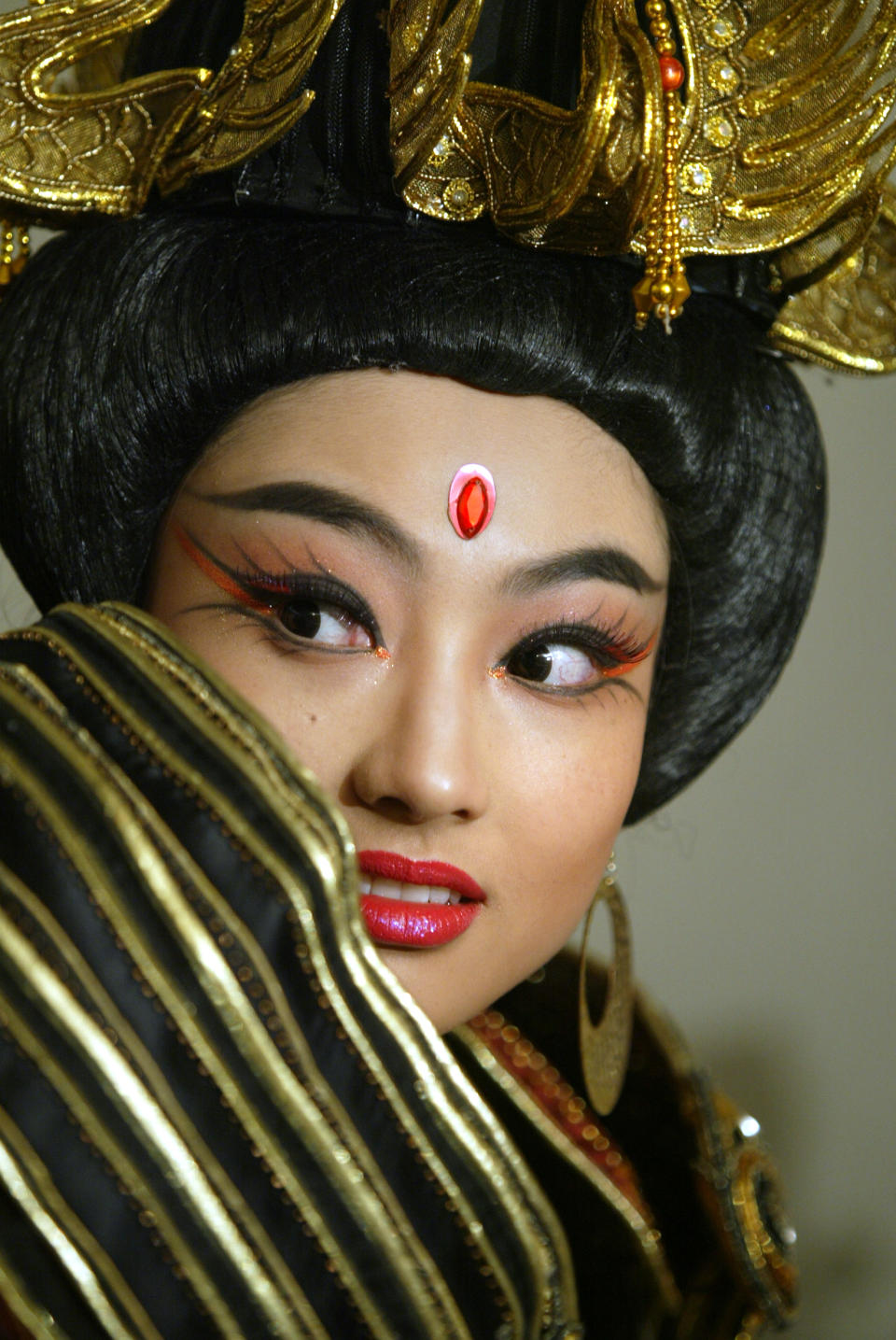 Las concubinas imperiales lucían hermosos atuendos y se adornaban con elaborados peinados, maquillajes y accesorios para complacer al emperador. La imagen muestra a una actriz representando a una concubina de la dinastía Tang. (Photo by Tory Zimmerman/Toronto Star via Getty Images)