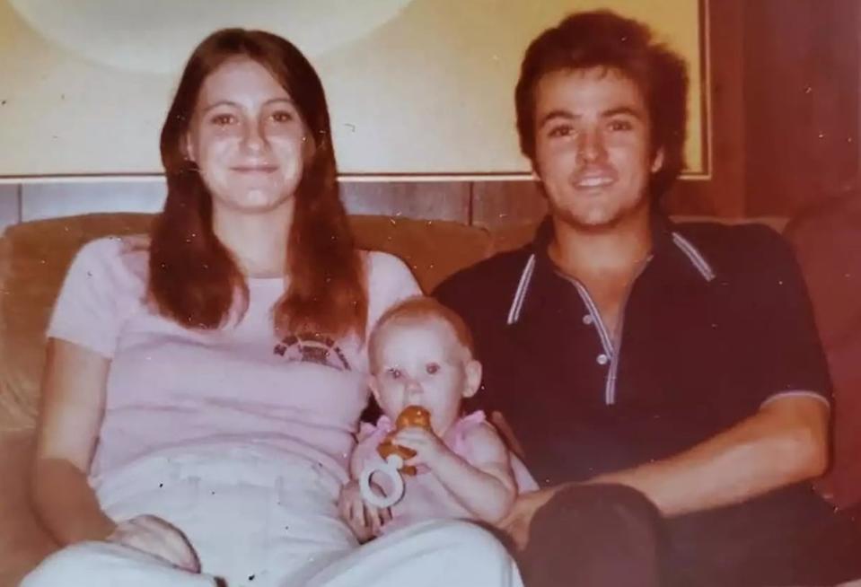 Baby Holly Marie aparece con sus padres, Harold Dean y Tina Clouse, que fueron identificados en octubre como víctimas de un asesinato sin resolver cuyos cuerpos fueron descubiertos en una zona boscosa cerca de Houston en 1981 (Identifiers International)