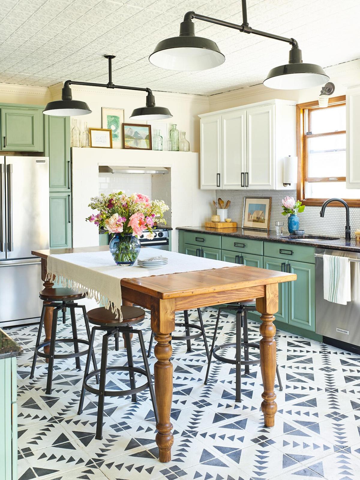How to Choose the Perfect Color Combination for Two-Tone Kitchen Cabinets