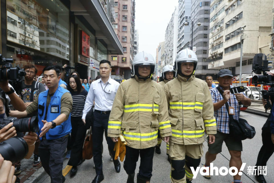 鄧炳強換上消防裝備，進入火場視察