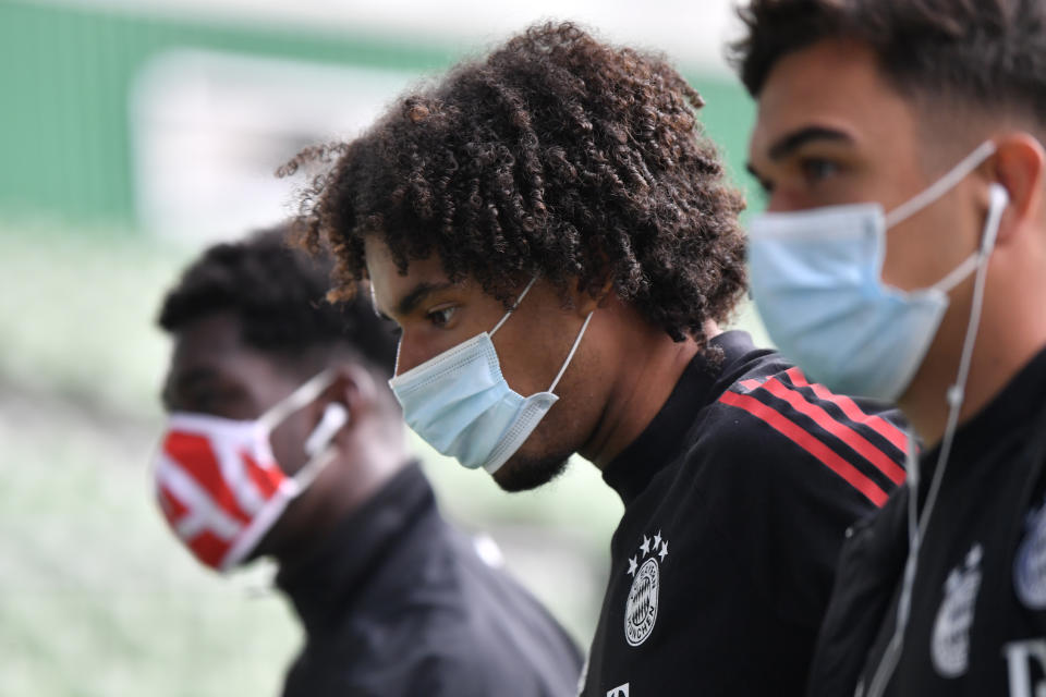 Bayern's Joshua Zirkzee, center, wears a mask against the spread of the new coronavirus arrives for the German Bundesliga soccer match between Werder Bremen and Bayern Munich in Bremen, Germany, Tuesday, June 16, 2020. Because of the coronavirus outbreak all soccer matches of the German Bundesliga take place without spectators. (AP Photo/Martin Meissner, Pool)
