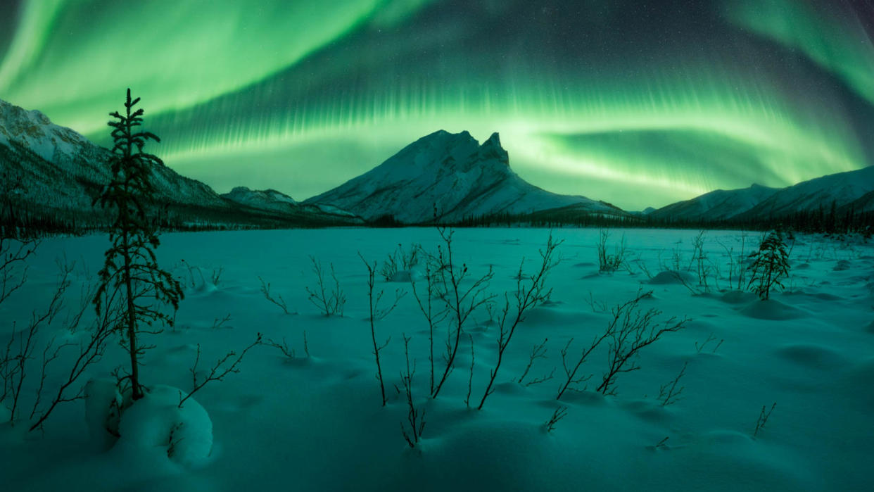  Green northern lights over Sukakpak Mountain in Alaska, USA. 