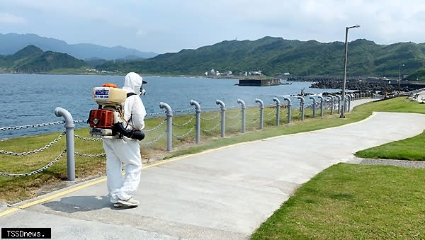 海科館再度展開館區全面消毒，包括潮境公園與復育公園等園區均徹底消毒。<br /><br />（記者王世明攝）