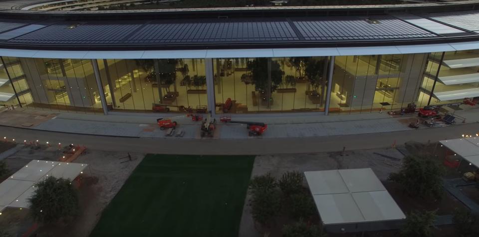 Ein Blick in die großzügige Lobby des Apple Parks, die vom Design an die Apple Stores auf der ganzen Welt erinnert. (Bild-Copyright: Matthew Roberts/YouTube)