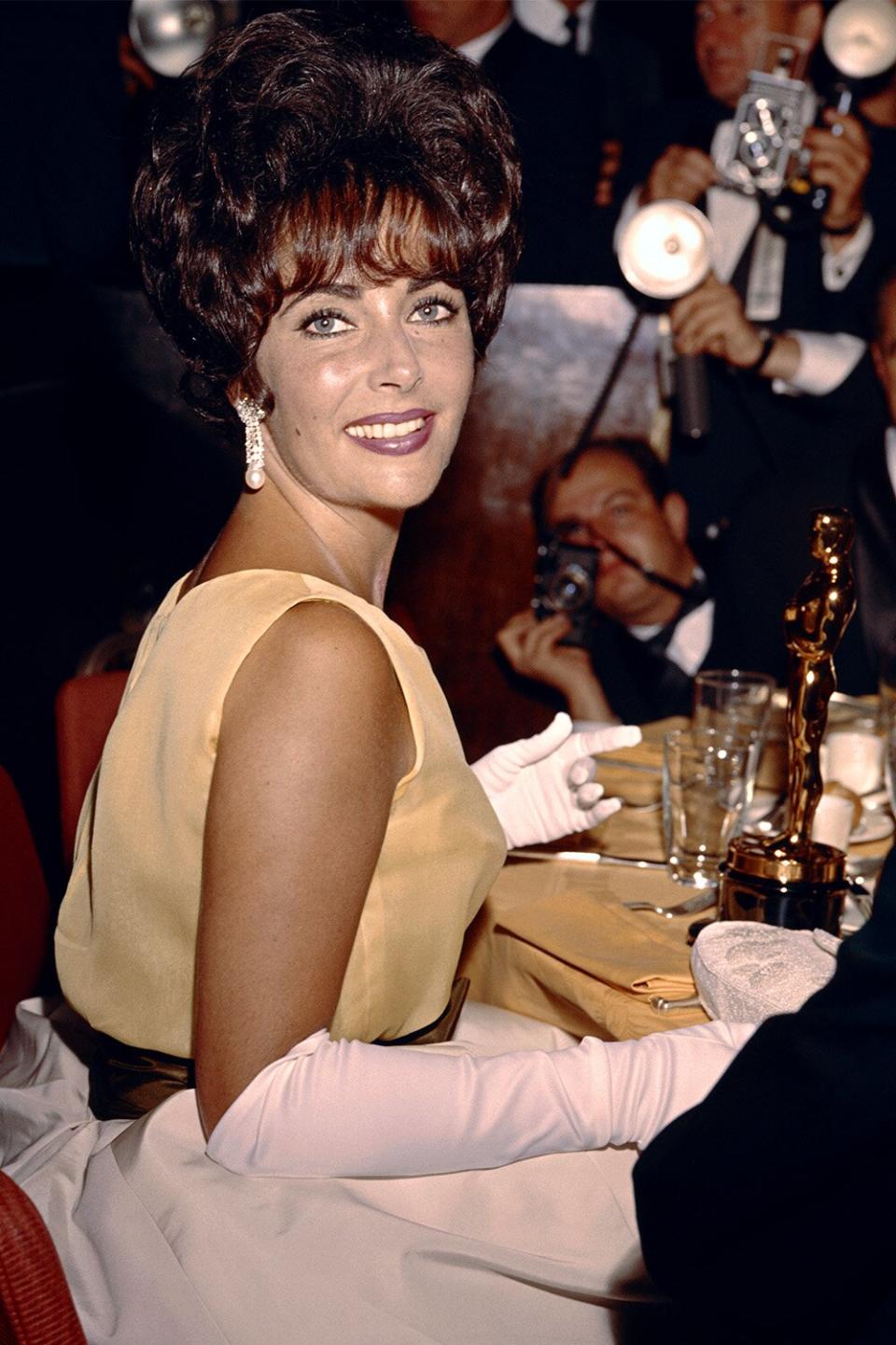 British-born American actress Elizabeth Taylor (1932 - 2011), with her Oscar for Best Actress in 'Butterfield 8', at the 33rd Academy Awards, Santa Monica, California, 17th April 1961. (Photo by Archive Photos/Getty Images)