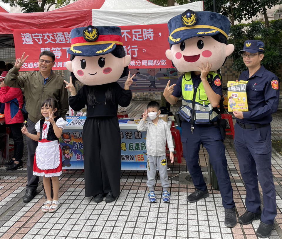 「土城社團聯合，萬聖玩轉動起來」活動，土城警分局現場設攤宣導講解有關犯罪預防宣導新知。(圖／土城警分局提供)