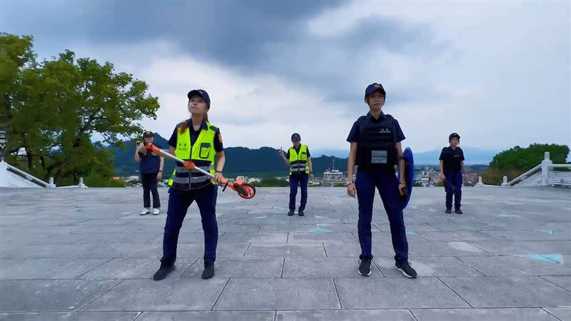 參加這次十六蹲影片拍攝的女警，分別為督察組巡官曾芷涵（前排右方），交通隊警員盧羿伶（前排左）、建國派出所警員劉欣宜（後排右）、偵查佐宋彩瑜（後排左）、交通隊警員卓筠（後排中）。（圖／旗山分局提供）