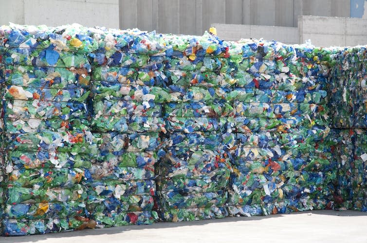 Una pared de botellas de plástico apretadas.