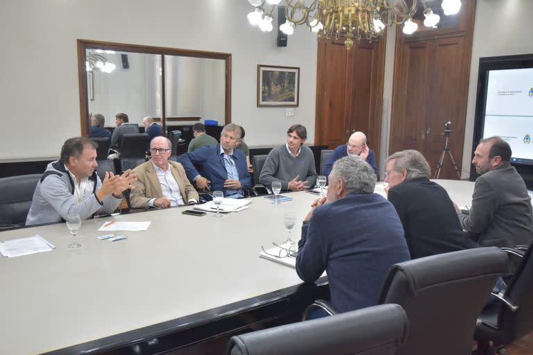 Funcionarios de la Secretaría de Agricultura junto a representantes de las tres cámaras que nuclean a los tambos de las cuencas lácteas bonaerenses