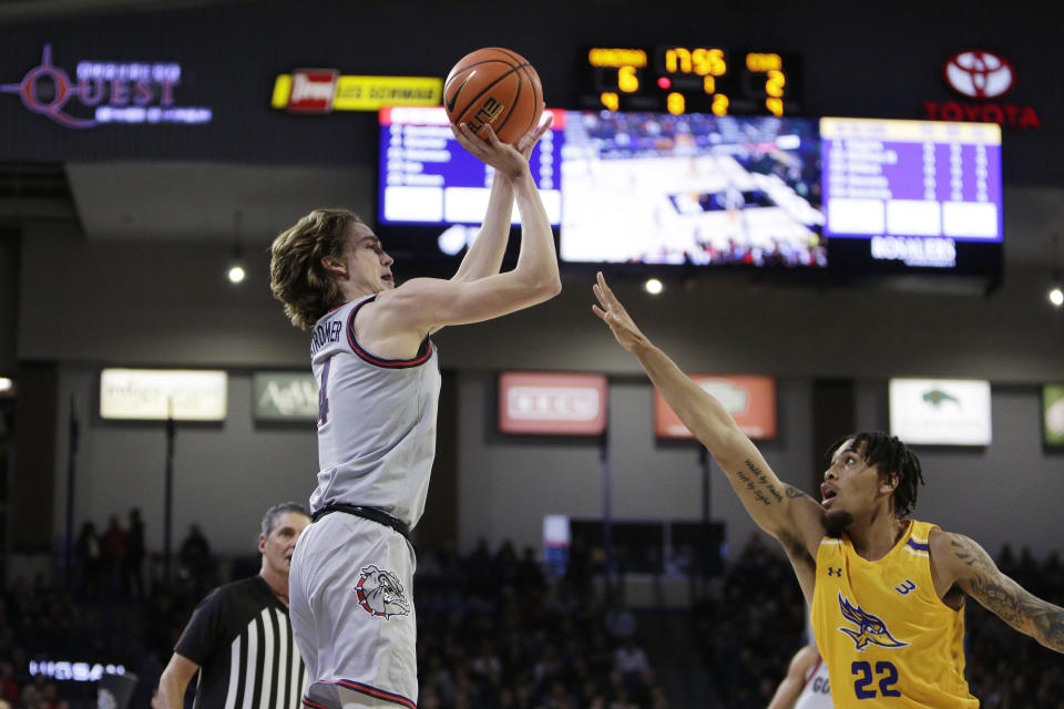 Gonzaga guard Dusty Stromer, left, shoots while pressured by Cal State Bakersfield guard Cameron Wilbon (22) during the first half of an NCAA college basketball game, Tuesday, Nov. 28, 2023, in Spokane, Wash. (AP Photo/Young Kwak)