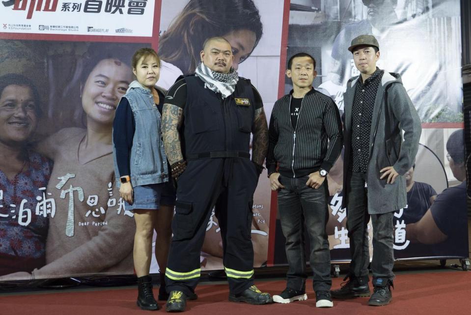 台灣NOE行動組織負責人李火山（左二）是導演朱詩鈺（右一）眼中完美的台版超級英雄。（車庫娛樂提供）
