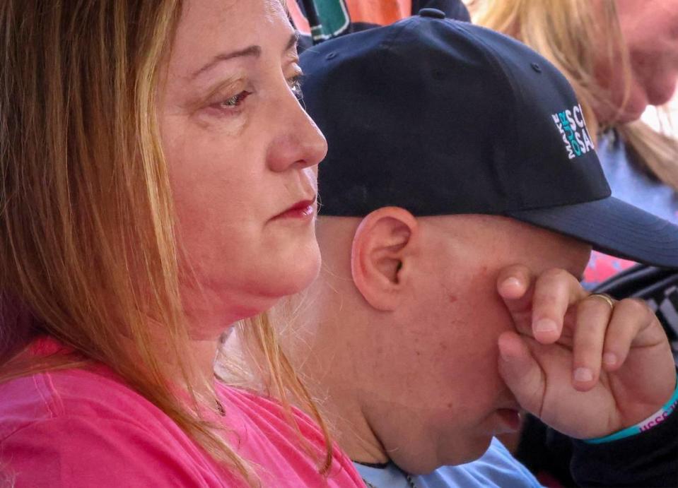 Lori Alhadeff, a la izquierda, y su esposo, Ilan Alhadeff, a la derecha, se sientan en contemplación después de encender una vela en recuerdo de las víctimas del tiroteo en Margaret Stoneman Douglas en 2018. Los Alhadeff perdieron a su hija en el tiroteo.