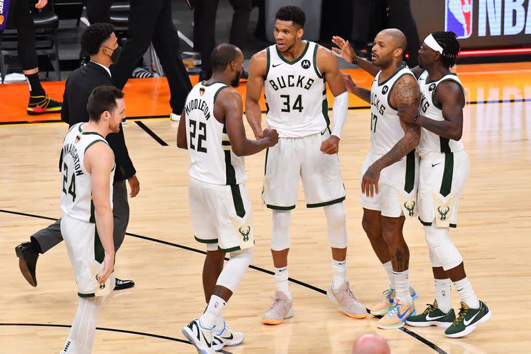 Pat Connaughton, Khris Middleton, Antetokounmpo, P. J. Tucker y Jrue Holiday, responsables de una gran levantada de Milwaukee Bucks en la final de la NBA: perdía por 2-0 y gana por 3-2 contra Phoenix Suns.