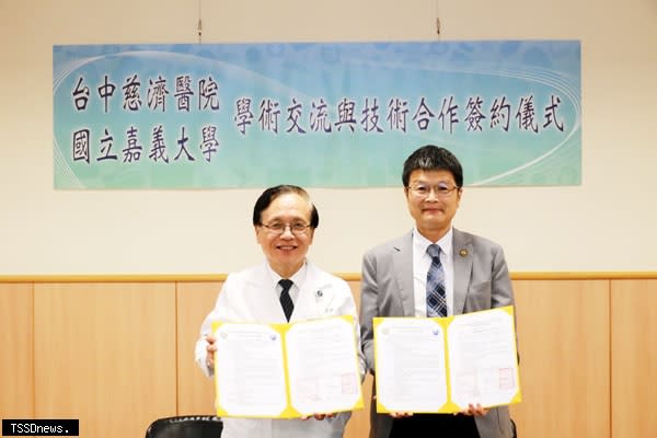 台中慈濟醫院長簡守信（左）與嘉義大學校長林翰謙（右）簽訂合作協議。